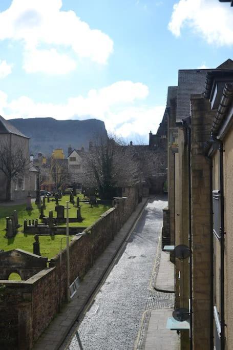 Next To The Palace And Royal Mile With Parking EDI Exterior photo