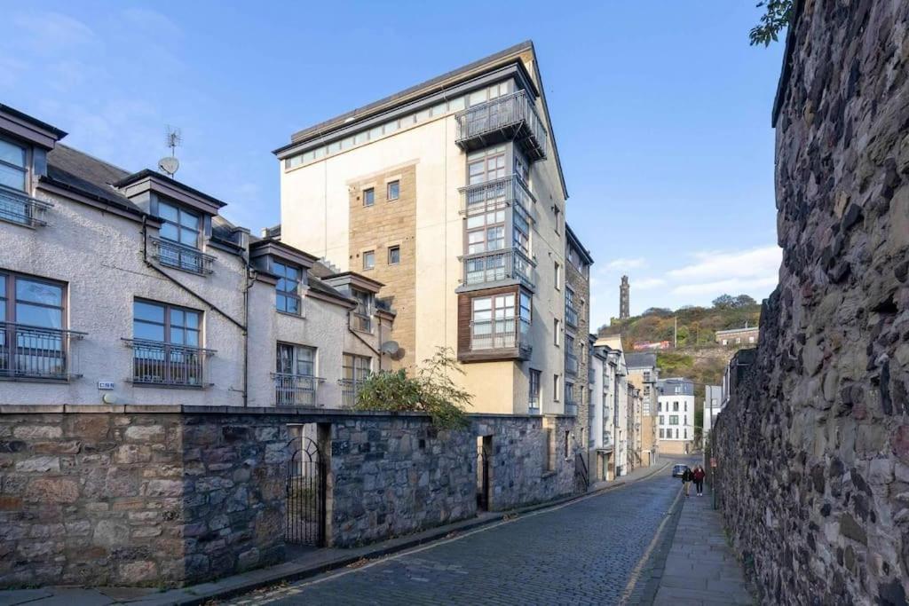 Next To The Palace And Royal Mile With Parking EDI Exterior photo