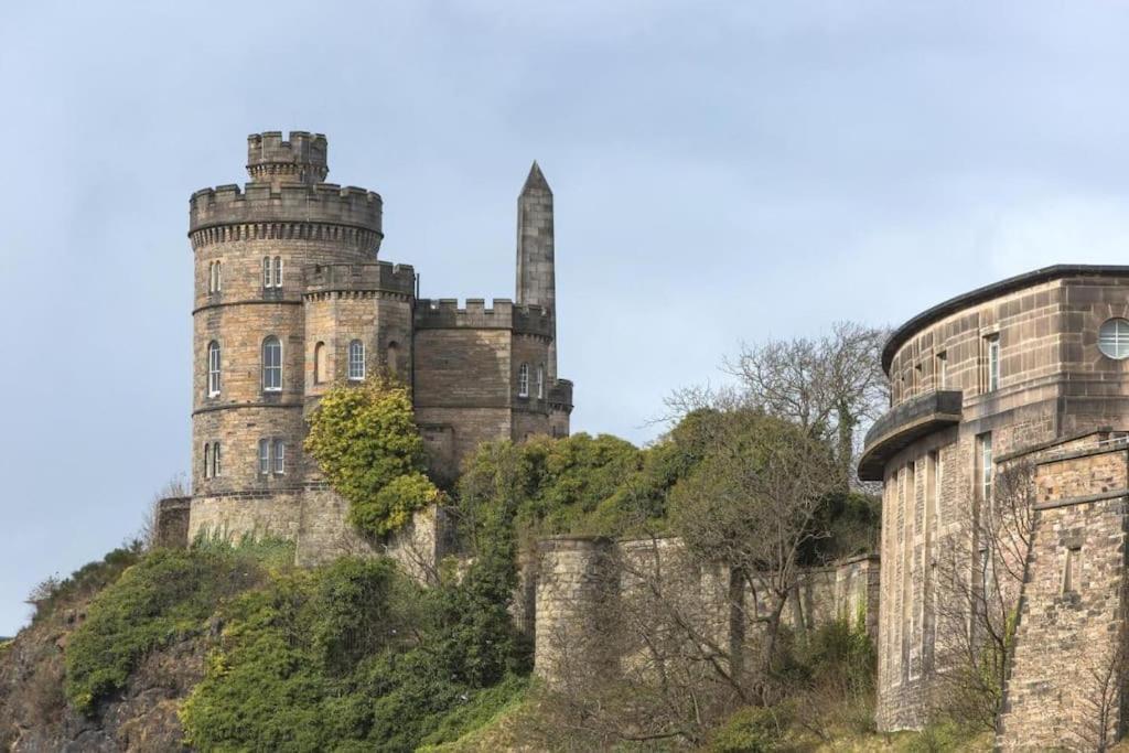Next To The Palace And Royal Mile With Parking EDI Exterior photo