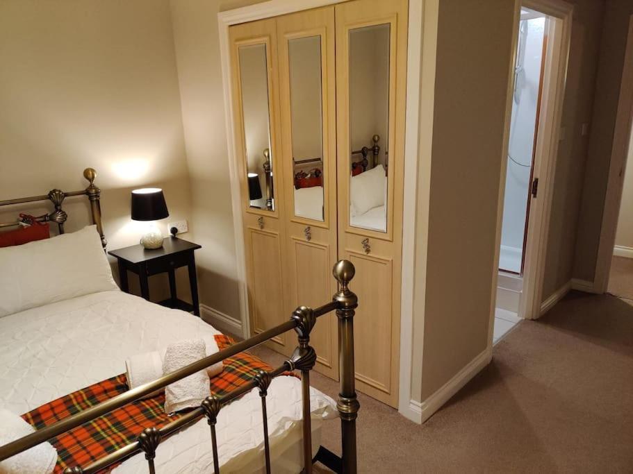 Next To The Palace And Royal Mile With Parking EDI Exterior photo